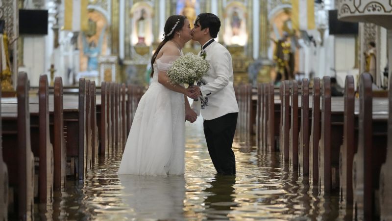 Filipino Couple Exchanges Vows in Flooded Church Amid Typhoon