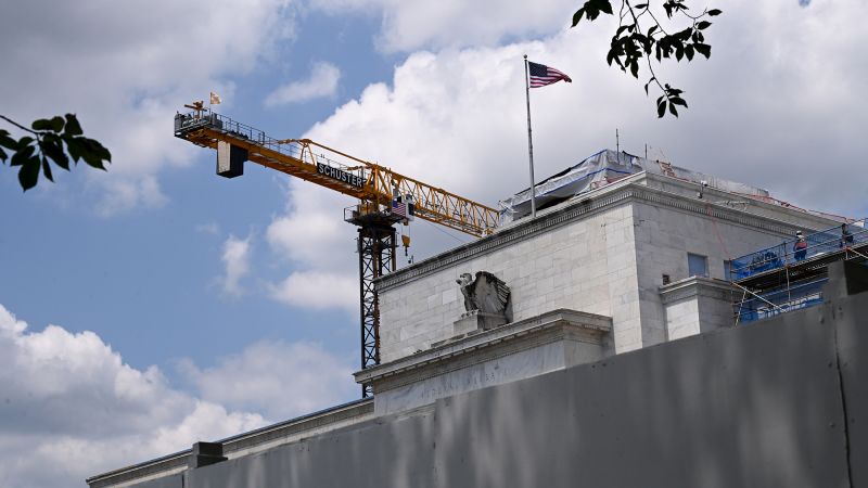 Federal Reserve Faces Rare Division on Interest Rates