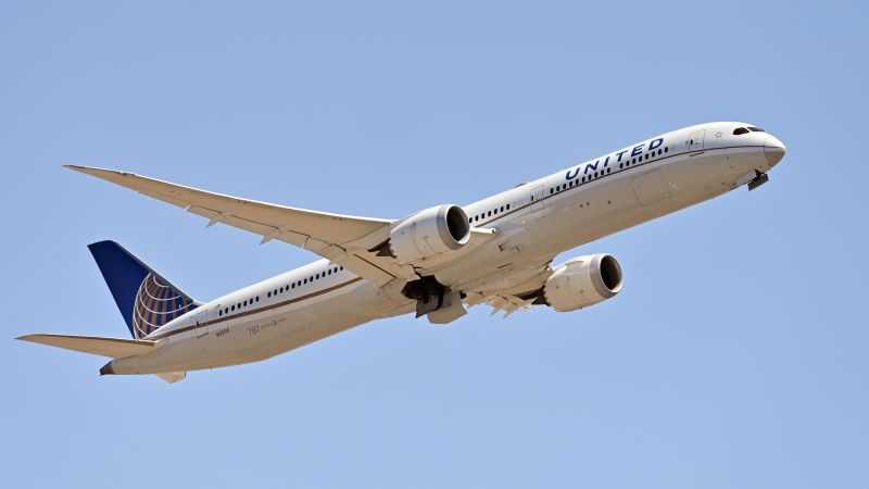 Emergency Landing at Dulles International Airport: Pilot's Quick Action Saves United Airlines Flight