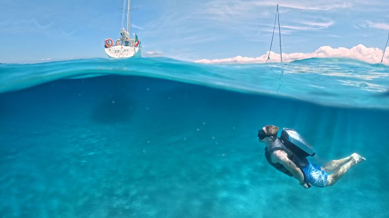 Cutting-Edge Underwater Jetpack: The Ultimate Aquatic Adventure