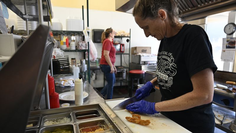 Challenges Facing Restaurants Amid Rising Costs and Declining Consumer Spending