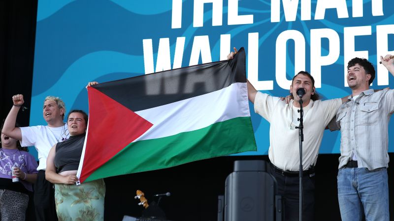 Irish Folk Band Faces Audio Muting Over Flag Display at Music Festival