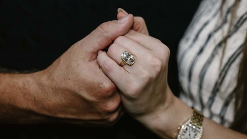 Celebrity Engagement Ring Trends: Taylor Swift's Statement Piece