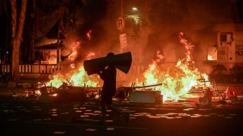 President Subianto Announces Reduction in Lawmakers' Benefits in Response to Unrest
