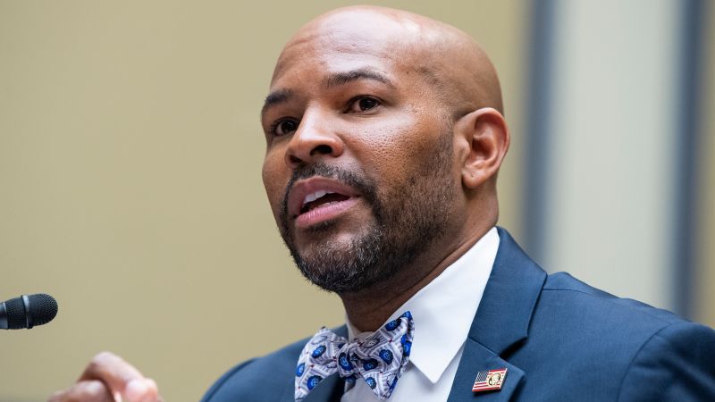 Former US Surgeon General Calls for Health and Human Services Secretary's Dismissal Over Vaccine Approval Concerns
