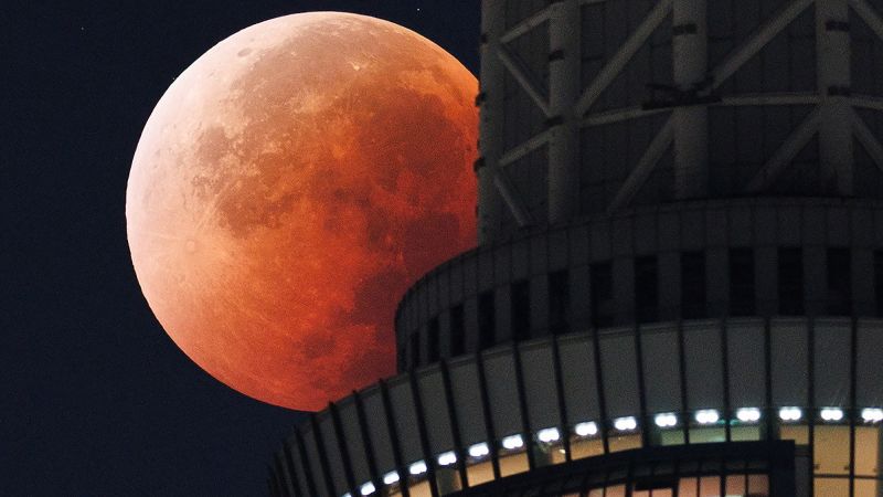 Captivating Total Lunar Eclipse Delights Skywatchers Worldwide